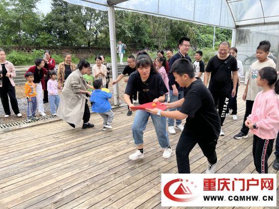 沙坪坝区青少年开展校外实践活动   走进山乡感受丰收乐趣(3)