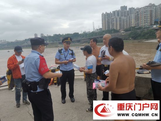 重庆:联合执法保障民众假期出行(图2) 重庆:联合执法保障民众假期出行(2)