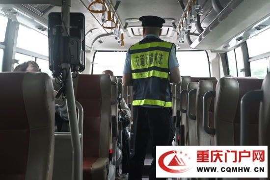 重庆:联合执法保障民众假期出行(图4) 重庆:联合执法保障民众假期出行(4)