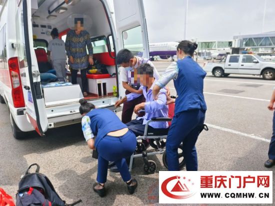 重庆:旅客突发疾病晕倒 航班紧急返航(图2) 重庆:旅客突发疾病晕倒 航班紧急返航(2)