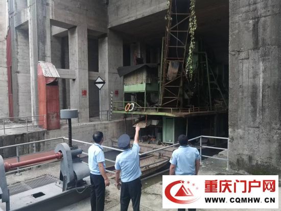 一采砂船过闸遇困 交通执法部门为其护航(1)