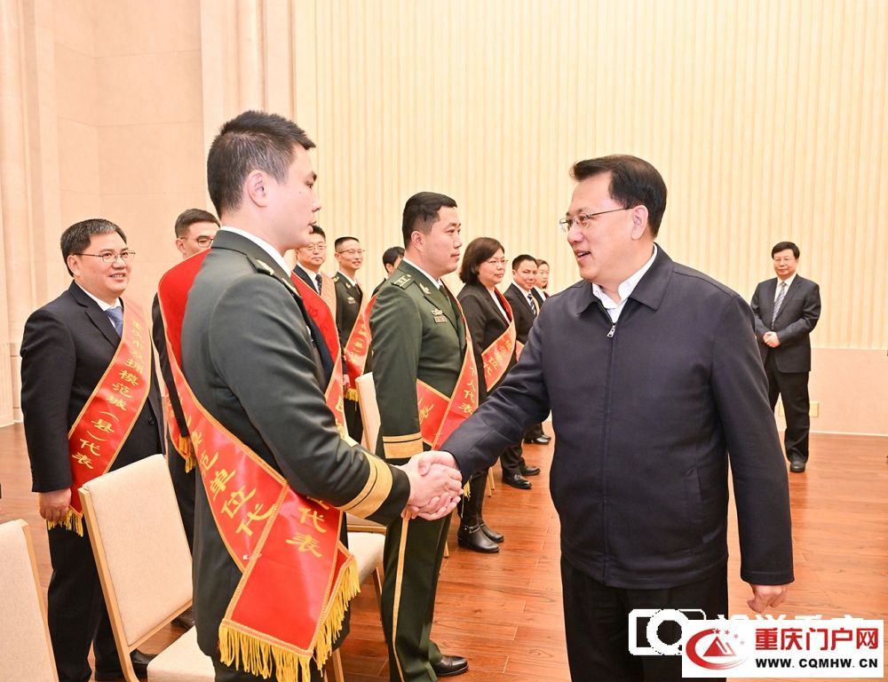 袁家军胡衡华看望重庆双拥模范代表(2) 袁家军胡衡华看望重庆双拥模范代表(2)