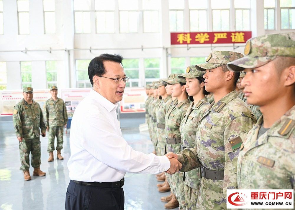 袁家军胡衡华走访慰问驻渝部队