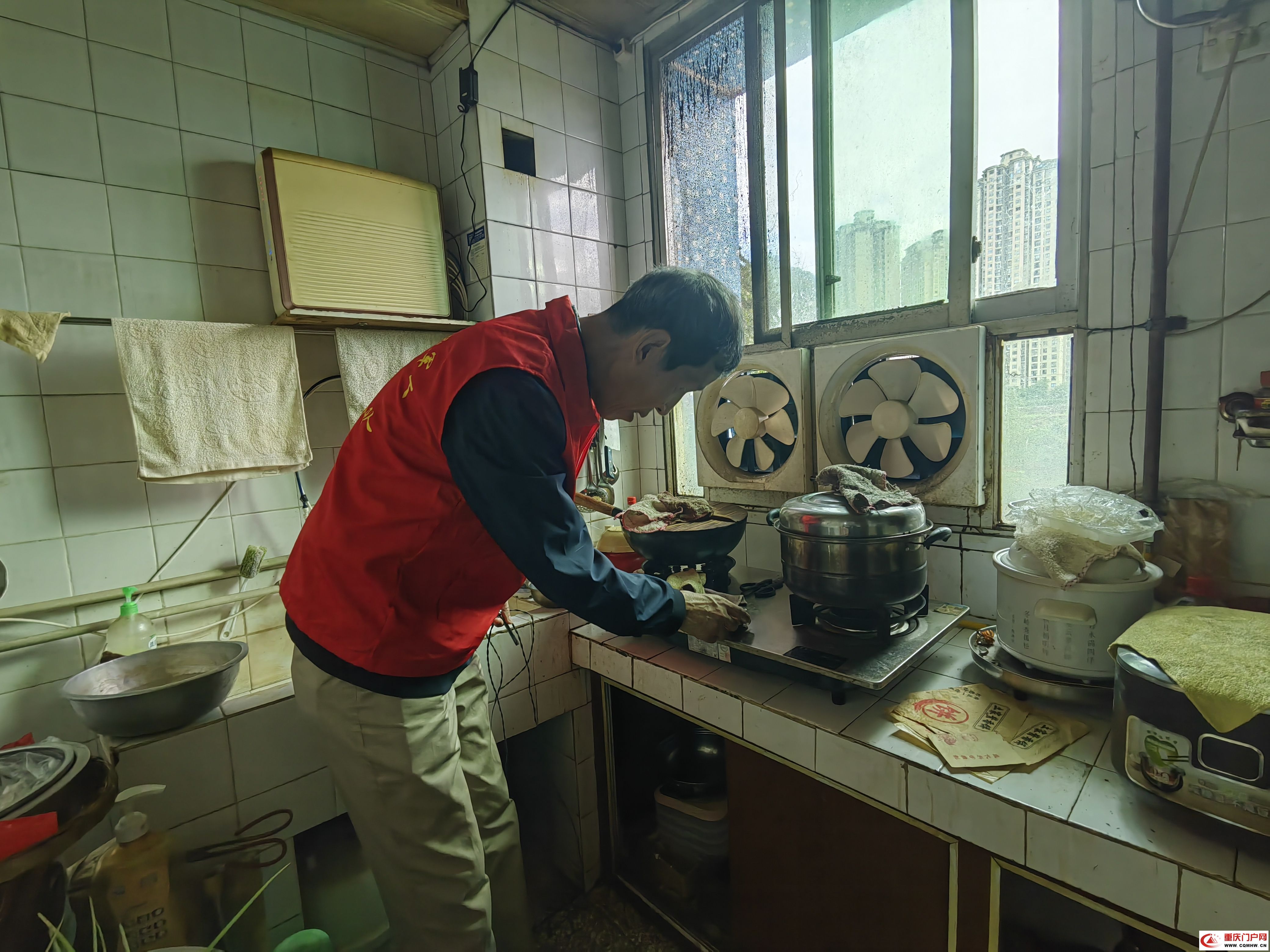 巴南莲花：重阳慰问暖人心 “关怀台账”传温情