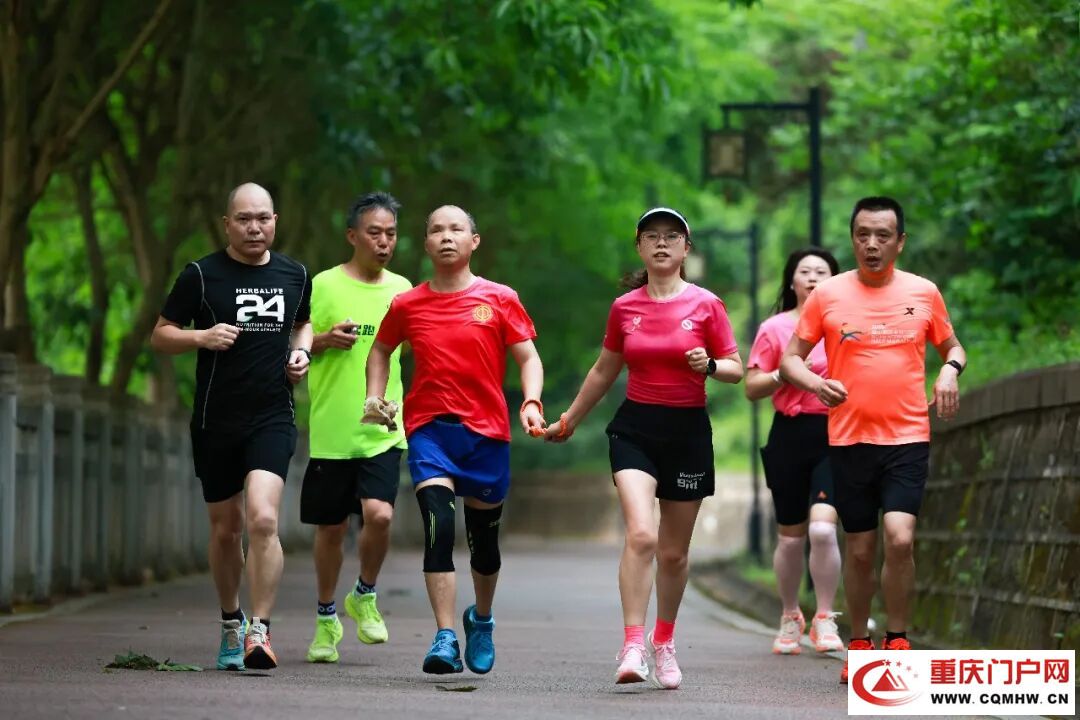 一位视障跑者和他的24双“眼睛”
