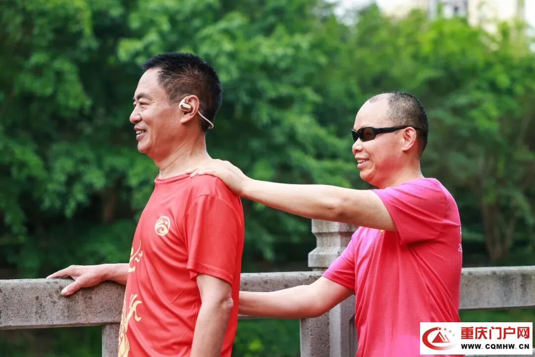 一位视障跑者和他的24双“眼睛”(5)