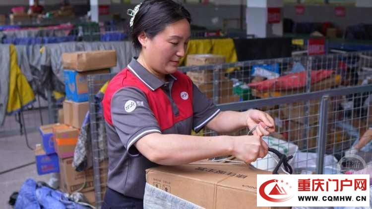 重庆快递从业者亮相国新办记者见面会(2) 重庆快递从业者亮相国新办记者见面会(2)