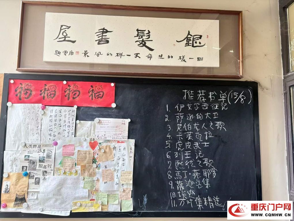 书架上的“银发智库”：退休教授夫妇与5200册书的社区实验