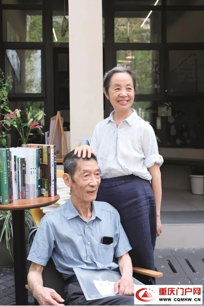 书架上的“银发智库”：退休教授夫妇与5200册书的社区实验(4)